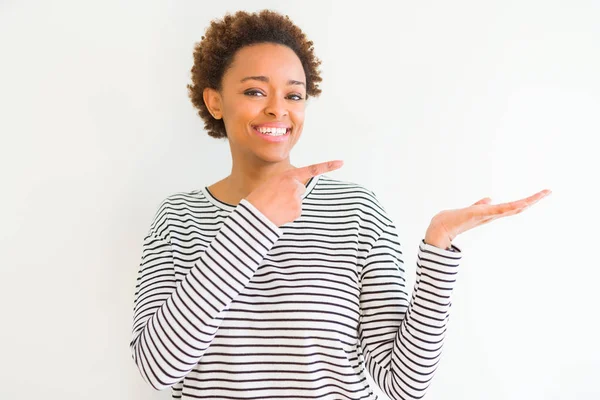 Jovem Mulher Americana Africana Bonita Vestindo Listras Suéter Sobre Fundo — Fotografia de Stock