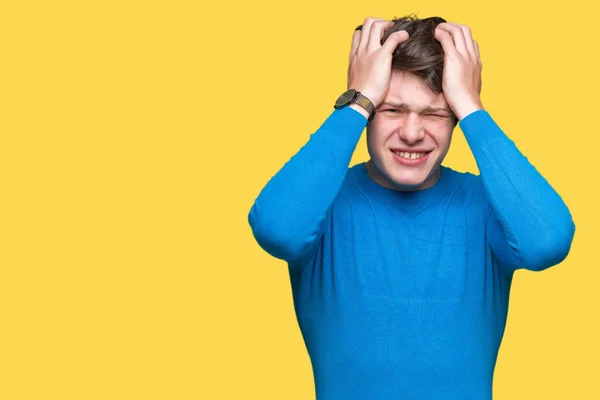 Joven Hombre Guapo Con Suéter Azul Sobre Fondo Aislado Que —  Fotos de Stock