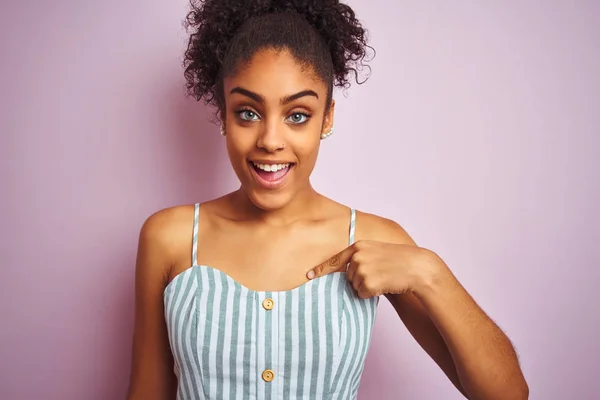 African American Woman Wearing Casual Striped Dress Standing Isolated Pink — Stock Photo, Image