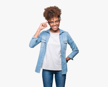 Güzel genç Afro-Amerikan kadın gözlük izole üzerinde bir parmak, harika bir fikir ya da düşünce, iyi hafıza ile baş gösteren gülen arka plan