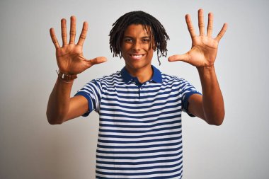 Çizgili mavi polo giyen dreadlocks giyen Afro adam izole beyaz arka plan üzerinde duran gösteren ve emin ve mutlu gülümserken parmakları on numara ile işaret.