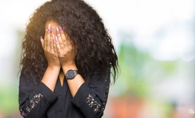 Kıvırcık saçlı genç güzel kız, üzgün bir ifade ile zarif bir elbise giyen gözyaşları sırasında elleri ile yüz kaplayan. Depresyon kavramı.