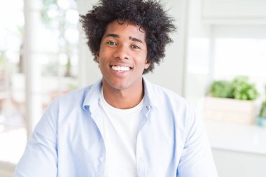 Afrika kökenli Amerikalı adam evde yüzünde mutlu ve güzel bir gülümseme ile. Şanslı kişi.