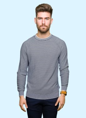 Çizgili süveter şüpheci ve sinir, papatyanın üzgün sorunu nedeniyle giyen genç yakışıklı adam. Negatif kişi.