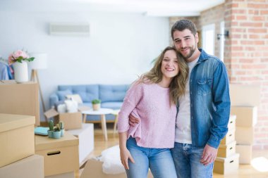 Genç güzel çift mutlu birlikte yeni bir eve hareket görünümlü