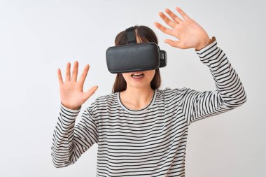 kadın giyiyor Vr kulaklık