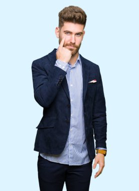 Genç yakışıklı bussines adam işaret jest göz izlemek için şüpheli ifade