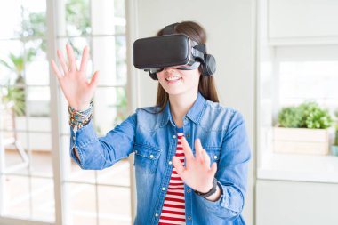 Sanal gerçeklik gözlük gülümseyen ve co giyen genç Asyalı kadın