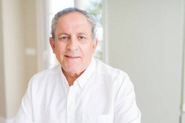 Emin gülümseyen yakışıklı komuta sizde