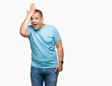 Orta yaş Arap adam izole arka kafasına hata için el ile sürpriz üzerinde mavi t-shirt giyen hata hatırlıyorum. Unuttum, kötü bellek kavramı.