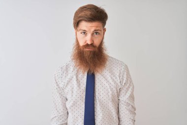 Genç kızıl saçlı İrlandalı işadamı izole beyaz arka plan üzerinde ayakta depresif ve sıkıntı için endişe, kızgın ve korkmuş ağlıyor. Hüzünlü ifade.