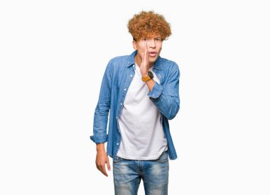 Afro saçlı genç yakışıklı adam ağzına kot ceket el giyen gizli söylenti söylüyorum, kötü niyetli konuşma konuşma fısıldıyor