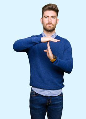 Genç yakışıklı bussines adam yapıyor zaman aşımı jest elle, sinirli ve ciddi bir yüz