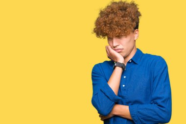 Düşünme afro saç seyir ile genç yakışıklı zarif adam yorgun ve sıkılmış çapraz silah depresyon sorunları ile.