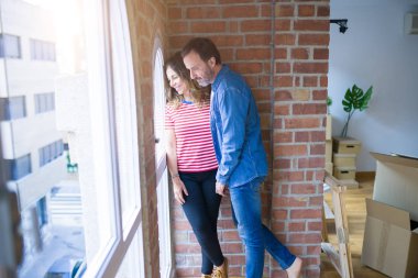 Orta yaş Senior çift yeni bir eve hareket, mutlu aşık Apartmant gülümsüyor