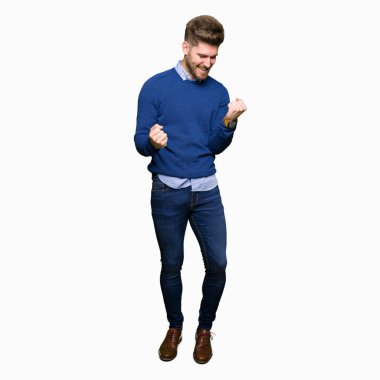 Gülümseyen ve başarı için çığlık genç yakışıklı iş adamı çok mutlu ve heyecanlı kaldırdı, silah ile kazanan jest yapıyor. Kutlama kavramı.