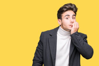 Zarif delikanlı stresli ve gergin ile izole arka plan üzerinde kış ceket giyen tırnak ısırma dudaklarından eller. Anksiyete sorunu.