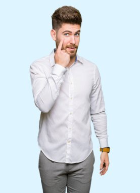 Genç yakışıklı iş dostum işaret jest göz izlemek için şüpheli ifade