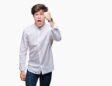 Genç yakışıklı iş adamı izole arka plan öfkeli ve sinirli sinirli ve öfke ile bağırarak süre öfkeli yumruk yükselterek üzerinde. Öfke ve agresif kavramı.