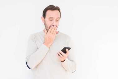 Üst düzey adam izole arka plan kapağı ağız üzerinde akıllı telefon kullanarak el hata için utanç ile şok, korku ifadesi, sessizlik, gizli kavram korkmuş