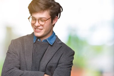 Genç yakışıklı iş adamı izole arka plan mutlu yüz ile gülümseyen üzerinde gözlük takan silah kameraya bakarak geçti. Olumlu bir kişi.