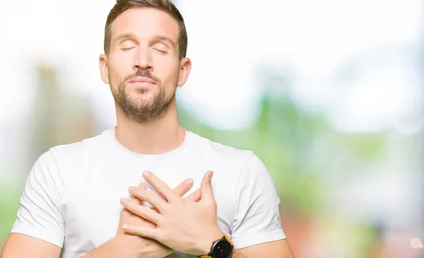 Beau Homme Portant Shirt Blanc Décontracté Souriant Avec Les Mains — Photo