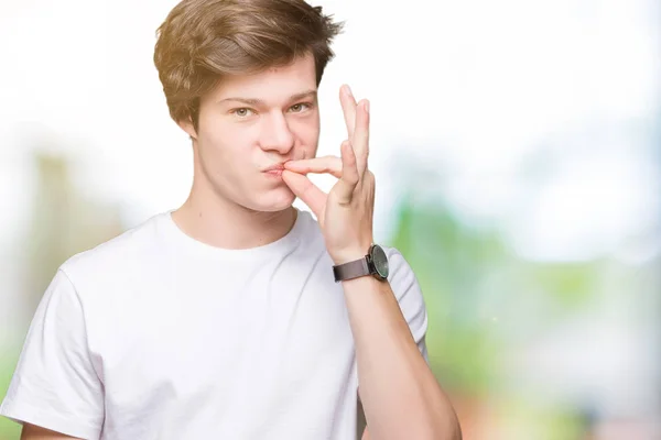 Junger Gutaussehender Mann Lässigem Weißem Shirt Über Isoliertem Hintergrundmund Und — Stockfoto