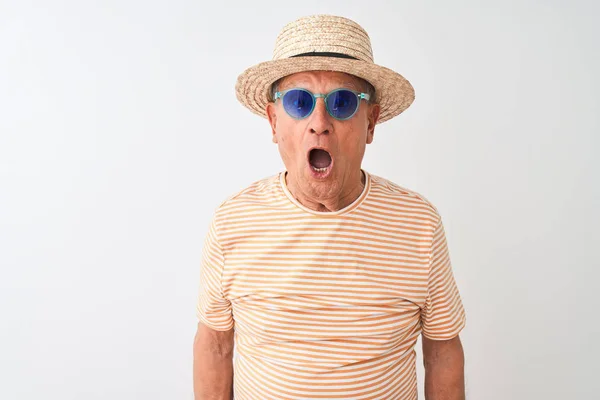 줄무늬 티셔츠 선글라스와 수메르 모자를 선배는 얼굴을 두려움에 두려움에 고립된 — 스톡 사진