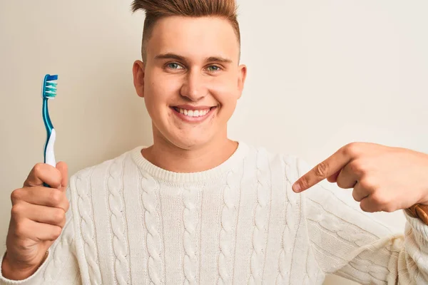 Joven Hombre Guapo Sosteniendo Cepillo Dientes Pie Sobre Fondo Blanco — Foto de Stock