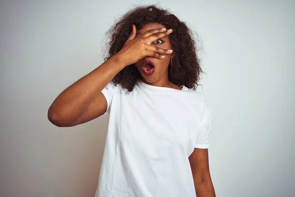 Junge Afrikanisch Amerikanische Frau Shirt Vor Isoliertem Weißem Hintergrund Die — Stockfoto