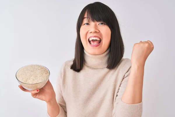 Νέα Όμορφη Κινεζική Γυναίκα Κρατώντας Μπολ Ρύζι Πάνω Από Απομονωμένο — Φωτογραφία Αρχείου