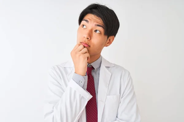 Chinesischer Wissenschaftler Mann Mit Krawatte Und Mantel Der Über Isoliertem — Stockfoto