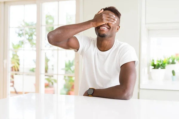 Knappe Afro Amerikaanse Man Witte Tafel Thuis Glimlachend Lachen Met — Stockfoto