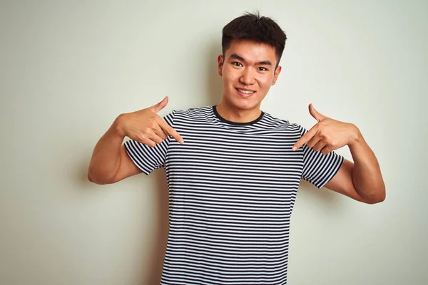Junger Asiatischer Chinese Gestreiftem Shirt Steht Vor Isoliertem Weißem Hintergrund — Stockfoto