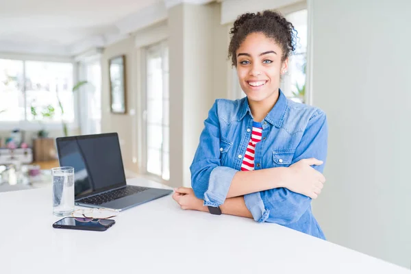 年轻的非洲裔美国女商人使用电脑笔记本电脑快乐的脸微笑与交叉的手臂看着相机 积极的人 — 图库照片