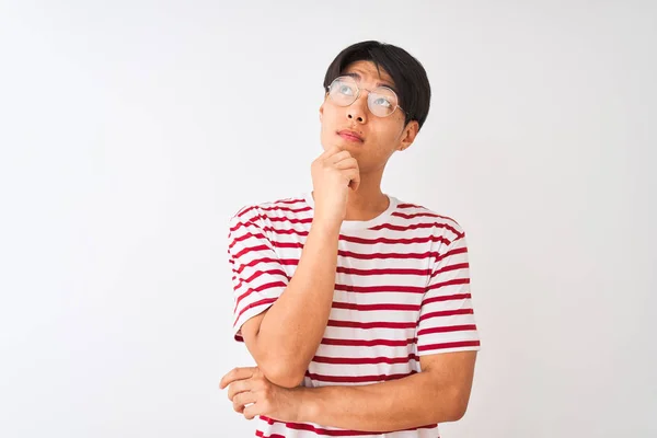 안경을 줄무늬 티셔츠를 중국인 남성이 펜시브 표정을 있습니다 얼굴로 — 스톡 사진