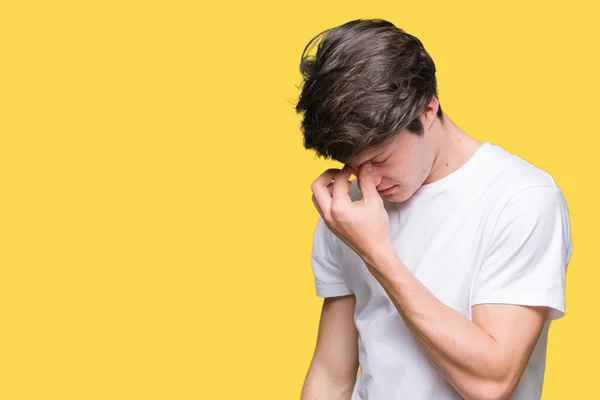 Homem Bonito Jovem Vestindo Casual Shirt Branca Sobre Fundo Isolado — Fotografia de Stock