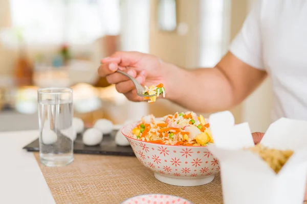 Idade Média Homem Comer Asiático Comida Casa — Fotografia de Stock