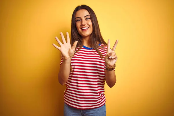 Jonge Mooie Vrouw Dragen Gestreepte Shirt Staande Geïsoleerde Gele Achtergrond — Stockfoto