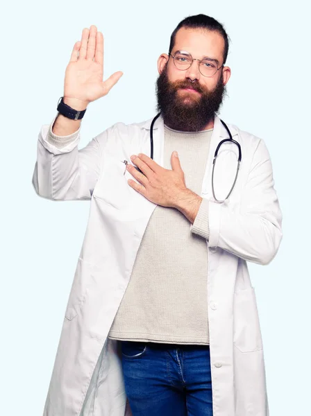 Junger Blonder Arzt Mit Bart Arztkittel Schwört Mit Der Hand — Stockfoto