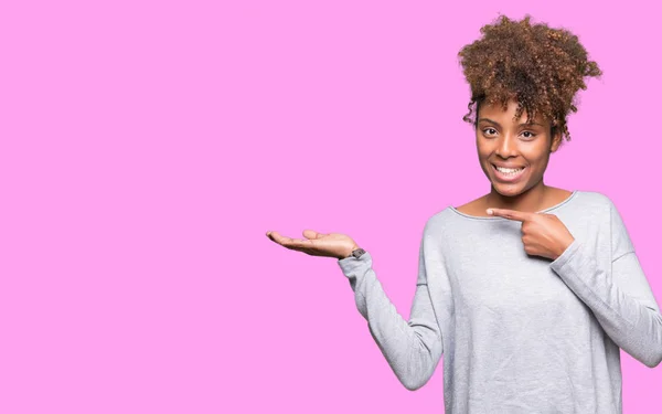 Mooie Jonge Afro Amerikaanse Vrouw Geïsoleerde Achtergrond Verbaasd Lachend Naar — Stockfoto