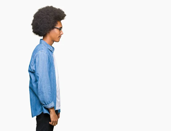 Νεαρός Αφρικανική Αμερικανική Άνθρωπος Αφρο Μαλλιά Που Φοράει Γυαλιά Αναζητούν — Φωτογραφία Αρχείου