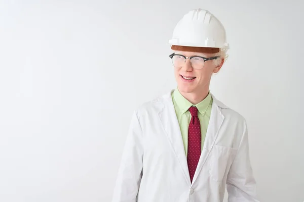 Muž Albino Vědec Nosí Brýle Helmu Stojící Nad Izolovaným Bílým — Stock fotografie