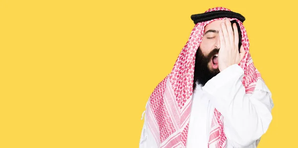 Arabský Obchodník Dlouhé Vlasy Nosí Tradiční Palestinou Šátek Yawning Unavený — Stock fotografie