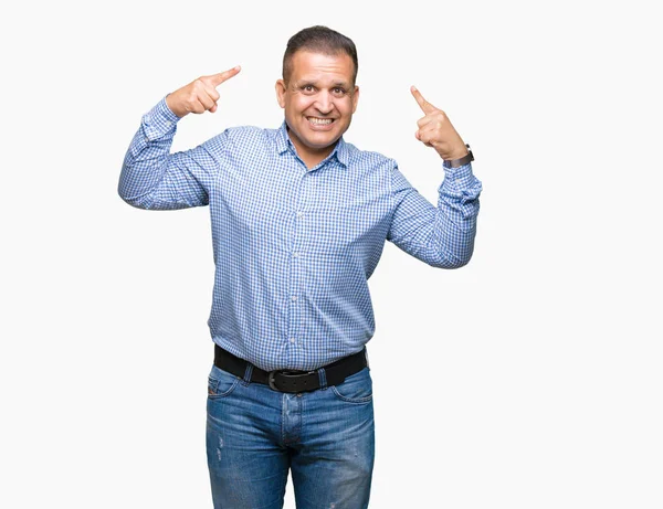 Homem Negócios Árabe Meia Idade Sobre Fundo Isolado Sorrindo Apontando — Fotografia de Stock