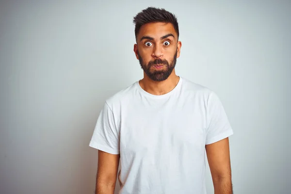 Hombre Indio Joven Con Camiseta Pie Sobre Fondo Blanco Aislado — Foto de Stock