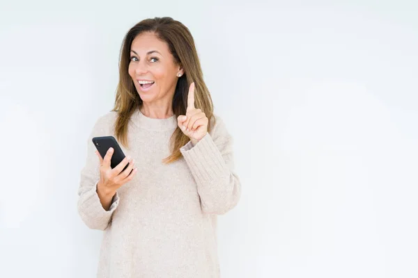 Frau Mittleren Alters Mit Smartphone Über Isolierten Hintergrund Überrascht Mit — Stockfoto