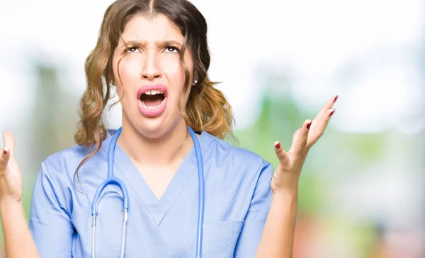 狂気と叫ぶと積極的な表現と腕を上げると叫んで怒って医療制服を着て大人女医女性 欲求不満のコンセプト — ストック写真
