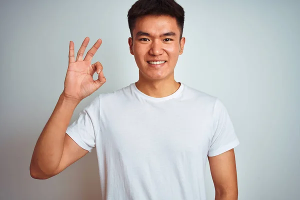 Joven Asiático Chino Hombre Usando Camiseta Pie Sobre Fondo Blanco — Foto de Stock