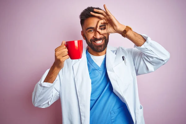 Junge Indische Arzt Mann Trinkt Tasse Kaffee Steht Über Isolierten — Stockfoto